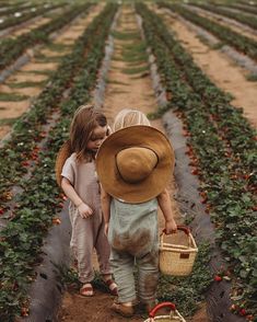 What’s the saying? In the spring time at the end of the day you should smell like dirt? Sonny is living that quote for sure! Flash back to… Gender Neutral Outfits, Portret Feminin, Urban Apparel, Sibling Outfits, Shotting Photo, Family Photo Outfits, Organic Baby Clothes, Yoga Sequences, 인물 사진