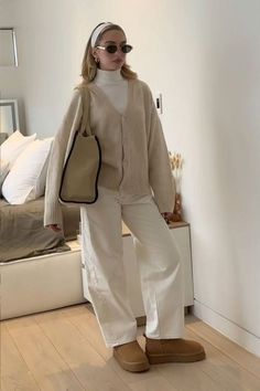 Timeless College Outfits, Adrette Outfits, Birkenstock Outfit, Fest Outfits, Estilo Indie, Skandinavian Fashion, Beige Outfit, Uni Outfits, Uggs Outfit