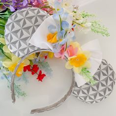 a bunch of flowers that are on top of a headband and some kind of paper