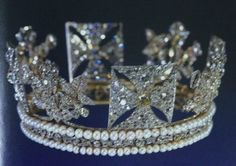 a tiara with diamonds and pearls on it