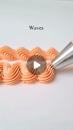 a video demonstrating how to make waves with fondant