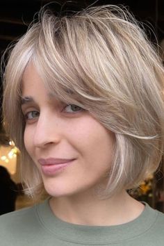 17 Modern Short Haircuts for Women Over 50 of 2024 Dark Blonde Bobs, Feathered Bob, Shaggy Bob Hairstyles, Chin Length Haircuts, Fine Straight Hair, Pixie Bob Haircut, Chin Length Bob, Straight Blonde Hair