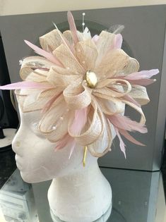 Fascinators Diy, Fascinator Designs, Pretty Hats, Sinamay Hats, Flower Fascinator, Fascinator Headband, Elegant Hats