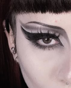 Everyday Trad Goth Makeup, Simple Goth Eyeshadow, Trad Goth Vampire Makeup, Trad Makeup Goth, Goth Makeup School, Goth Makeup Traditional, Beginner Trad Goth Makeup, Causal Goth Makeup, Casual Trad Goth Makeup