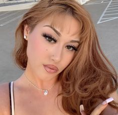 Chicana Hair Color, Blonde Brown Balayage Short Hair, Strawberry Blonde Latina, Baddie Hair Color Ideas Latina, Pretty Dyed Hair Ideas, Hair Color Ideas For Yellow Skin Tone, Cooper Hair With Blonde Peekaboo, Blonde On Mexican Skin