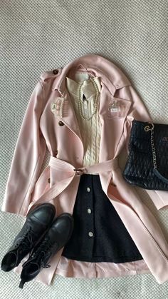 Pink outfit / school outfit / girly style / coquette outfit / old money style Resteraunt Outfits, Vintage Blazers Women Outfit, Aesthetic Feminine Outfit, Coquette Business Outfit, Pink Girly Outfits Classy, Old Money Coquette Outfit, Girly Old Money Outfits, Old Coquette Outfit, Fancy Girl Outfits