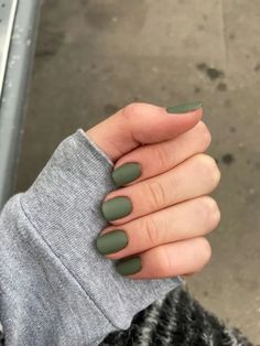 50 Beautiful October Nails with Fall Colors You'll Adore Matte Green Dip Nails, Sage Matte Nails, Army Green Matte Nails, Mat Green Nails, Mat Nails Ideas, Matt Green Nails, Matte Green Nails Design, Green Matte Nails, October Nail Designs