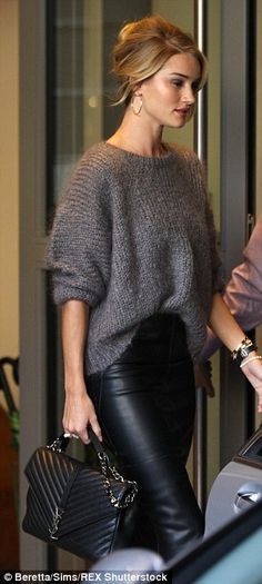 Rosie Huntington-Whiteley is effortlessly stylish in leather skirt #dailymail Chunky Knit Sweater Outfit, Winter Outfits 2019, Knit Sweater Outfit, Skirt Diy, Look Retro, Black Leather Pants, Pullover Outfit, Looks Street Style