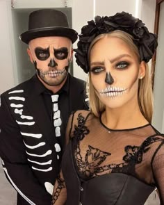 top 7 non-standard hairstyles for Halloween 2023 Makijaż Sugar Skull, Halloween Skeleton Makeup, Halloween Makeup Sugar Skull, Strašidelný Halloween, Dead Makeup, Skeleton Halloween Costume, Creepy Halloween Makeup, Cute Halloween Makeup