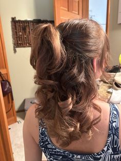 Homecoming Hair Trends to Show Off This Fall Y2k Homecoming Hairstyles, Hair Ideas For Formal Dance, Curled Hairstyles For Prom Short Hair, Coquette Prom Hair, Short Hair Styles Formal Prom, Curled Hair For Hoco, Coquette Updo Hairstyles, Prom Hairstyles For Short Length Hair, Princess Hairstyles Short Hair