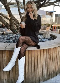 Statement Tights, Classy Brunch, Girl Brunch, White Boots Outfit, White Cowgirl Boots, Cowgirl Boots Outfit, Outfit Botas, Winter Party Outfit, Fall Boots Outfit