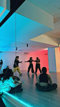 Dancing Pictures Hip Hop, Hip Hop Dance Class Aesthetic, Dance Hip Hop Aesthetic Wallpaper, Dance Choreography Pictures, Dance Hip Hop Photo, Hiphop Dancing Aesthetic, Dance Aesthetic Hip Hop Pics, Dance Class Vision Board, Street Dancing Aesthetic