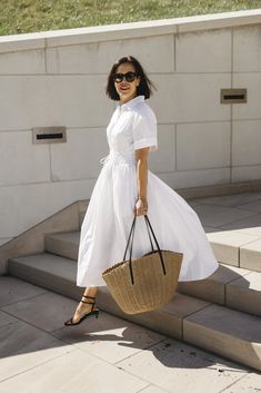 J.Crew white dress with tote. Parisian Style Dress, French Wardrobe Basics, Parisian Chic Outfits, Style Parisian Chic, Parisian Outfits, Outfits For Spring, Classic Style Outfits, J Crew Style, Tiktok Fashion