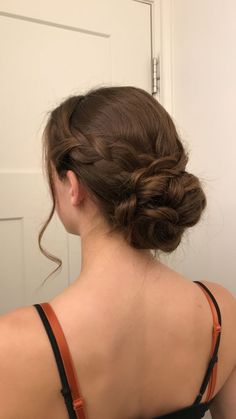 Flowy Braid Hairstyles, Loose Updo Wedding Medium Hair, 1800s Womens Hairstyles, 1800s Hairstyles Women, Bridgerton Hairstyles Short Hair, 1800 Hairstyles Woman, 1910s Hairstyles, Bridgerton Hairstyle, 1800 Hair