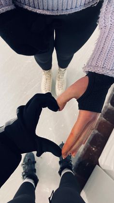 Best friends, hart, photo ideas, aesthetic, snow, ice skating, winter Best Friend Ice Skating Pictures, Ice Skating Bff Pictures, Figure Skating Photography Poses, Ice Skating Inspo Pics, Figure Skating Pictures Ideas, Ice Skating Poses With Friends, Ice Skating With Friends Aesthetic