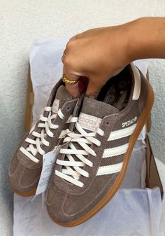 Shoes Asics Adidas Spezial Aesthetic, Cool Girl Shoes, Women Shoes Outfit, Gazelle Aesthetic, Spezials Adidas, Spezial Adidas Outfit, Sneakers Adidas Women, Gazelles Adidas, Samba Gazelle