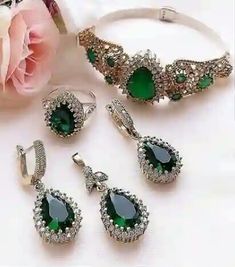 Turhan Sultan, Blue Nile Jewelry, Kundan Jewellery Bridal, Hurrem Sultan, Classy Jewelry, Fancy Jewellery, Silver Jewelry Fashion, Kundan Jewellery, Emerald Jewelry