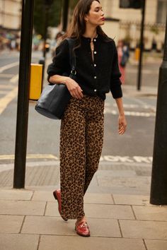 Plaid Pants Outfit Women, French Fall Outfits, Balzac Paris, Style Parisienne, Looks Jeans, Fashionable Work Outfit, English Fashion, Leopard Print Pants, Petite Style