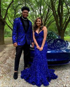 Kongeblå lang paljett promen Blue Prom Dresses Couple, Royal Blue Prom Couple Black, Royal Blue Tux Prom, Royal Blue Prom Looks Couple, Blue Prom Black Couple, Prom Dresses 2023 Royal Blue, Black And Blue Prom Suit, Royal Blue Prom Outfits For Couples, Royal Blue And Black Prom Couple