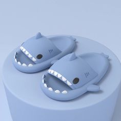 HEALTHY MATERIAL This shark slippers are made of healthy and durable EVA material, soft and comfortable, with good cushioning and elasticity. Can be put on and taken off easily, can be folded and twisted, and recovered when loosened. The open toe design is very breathable, so you don't have to worry about your feet getting hot and sweaty. SOFT AND COMFORTABLE Cute pattern design, unique open toe design, let the shark's mouth open and close when you walk, novel and interesting. Designed with a co Chanclas Aesthetic, Funny Slippers, Shark Slippers, Rubber Slippers, Sharks Funny, Cute Shark, Summer Baby, Types Of Shoes, Womens Slippers