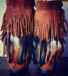 ON SALE KISECAWCHUCK Daystar Upcycled Embellished Vintage Moccasin Fringe Boots Feather Boots, Shirt Upcycle, Fringe Moccasin Boots, Upcycling Clothes, Fringe Moccasins, Mode Boho, Moccasin Boots, Southwest Art