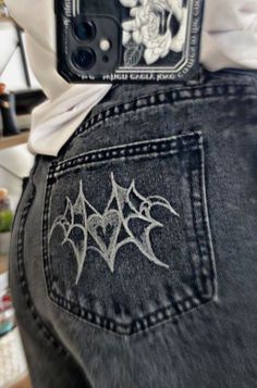 Jean Bleach Designs, Drawing On Jeans, Diy Dye Clothes, Clothes Makeover, Bleaching Clothes, Punk Fashion Diy, Corset Fashion Outfits