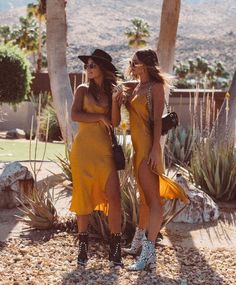 Looks que te permitirán usar unas botas vaqueras en verano Bohemian Wedding Guest Outfit, Vestidos Country, Country Girl Style Outfits, Country Outfits Women, Outfit Botas, Wedding Outfits For Women, Dresses With Cowboy Boots, Cowgirl Style Outfits, Bota Country