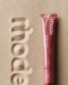 Glossier Ad, Visual Advertising, Beauty Advertising, 카드 디자인, Graphic Design Advertising, Natural Cosmetics, Photography Projects, Advertising Photography