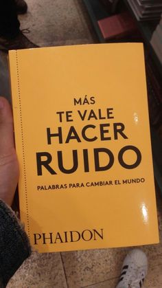 a person holding up a yellow book in their hand with the title mas te vale hacer rudo written on it