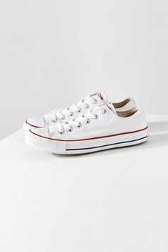 Converse Chuck Taylor All Star Low Top Sneaker | Urban Outfitters What To Pack For London, Perfect Sneakers, Converse Low Tops, Travel Capsule Wardrobe, White Converse, Converse Chuck Taylor All Star, Womens Wedges, Athletic Fashion, Womens Converse