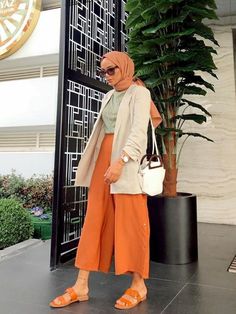 Hijab Makeup, Hooded Sweatshirt Dress, Modern Hijab, Hijab Look, Street Hijab Fashion, Hijab Style Casual, Hijabi Fashion Casual, Casual Hijab, Hijabi Outfits Casual