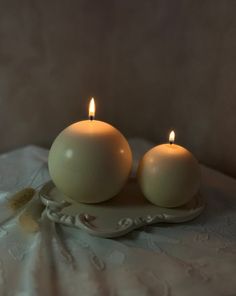 Introducing our "Sphere Ball Candle" - a harmonious blend of simplicity and eco-consciousness. This spherical candle is crafted from pure soy wax, making it a natural and eco-friendly choice for illuminating your space. With meticulous attention to detail, our "Sphere Ball Candle" is more than just a source of light; it's a testament to our commitment to an eco-friendly lifestyle. Made from entirely natural materials, it offers a clean and sustainable way to enjoy the warm ambiance of candleligh Reference Photos For Artists, Ball Candles, Shaped Candle, Handmade Candle, Natural Soy Wax Candles, Sphere Ball, Candle Shapes, Best Candles, Soy Wax Candle