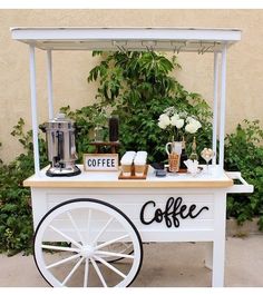 12 manières de servir du café à son mariage! | Blog mariage de Petit Mariage entre Amis Coffee Bar Ideas Station Party, Wedding Drink Station Bar Carts, Coffee Station For Wedding, Coffee Bar At A Wedding, Coffee Cart Weddings, Coffee Cart For Wedding, Beverage Cart Wedding, Coffee Bar For Event, Coffee Bar Event Ideas