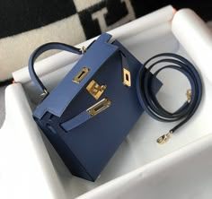 Description HRMS Kelly 19 Blue France Swift Bag For Women, Handbags, Shoulder Bags 7.5in/19cm Rep 1:1 Size: 19 x 11.5 x 5.5 cm / 7.5 x 4.5 x 2.2 inches (Length x Height x Width) Hermès bags are considered the ultimate luxury item worldwide. Each piece is handcrafted with waitlists that can exceed a year or more. The streamlined and demure Kelly style is always in high demand, it is particularly lovely in this vibrant version with gold hardware. Epsom is textured with a wonderful grainy appearanc Mini Kelly, Luxury Bags Collection, Hermes Kelly Bag, Pop Color, Dream Bags, Lifestyle Women, Girly Bags, Kelly Bag, Luxury Purses