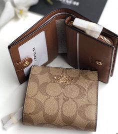 Shoulder Bag Outfit, Leather Wallet Design, Purse Essentials, Luxury Bags Collection, Guess Bags, Coach Wallet, Handbag Essentials