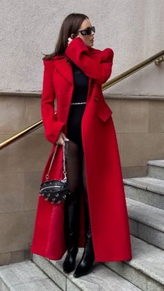 How To Style A Red Trench Coat, Long Overcoat Outfit Women, Red Overcoat Outfit Women, Overcoat Outfit Women, Red Outfit Inspiration, Red Trench Coat Outfit, Casual Outfits Chic, Red Wardrobe, Successful Women Style