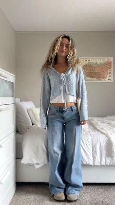 Comfy Unique Outfits, Outfit Ideas For Size 10, How To Style Grey Long Sleeve, Light Blue Zip Up Outfit, Comfy Jeans Outfit Fall, Jean And Long Sleeve Outfit, Senior Causal Outfits, Long Sleeve Bar Outfit, Winter Outfits Light Colors