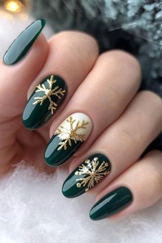 Christmas Tree Nails Acrylic, Green Xmas Nails Designs, Christmas Nail Designs Snowflakes, Green Cateye Nail Designs, Nagel Design Winter, Xmas Nails Green, Gelled Nails, Green And Gold Christmas Nails, Long Winter Nails