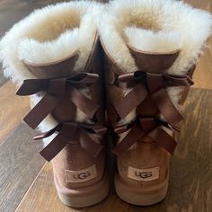 Gently Worn Size 8 Bailey Bow Uggs, With Fall And Winter Coming Up Uggs Are Perfect!! Brown Uggs With Bows, Ugh Boots With Bows, Uggs With Bows On Side, Mini Bailey Bow Uggs Outfit, Ugg Boots Bow, Bailey Bow Uggs Outfit, Bow Uggs, Winter Moodboard, Outfit Suggestions