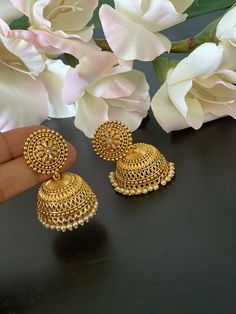 Present Beautiful Gold Earrings with Floral Design South Indian Jhumkas Gold, 22k Gold Earrings Antique, Earings Design Modern Jhumka, Small Jhumka Designs Gold, Gold Jhumki Indian Jewelry Earrings, Gold Jhumki New Design, Gold Traditional Earrings, Jhumka Gold Design, Gold Jumkas Antiques