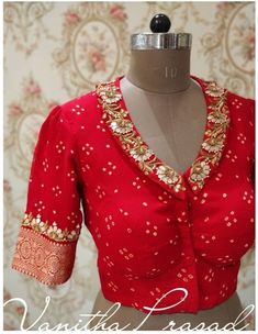 Bandhani Saree Blouse Ideas, Kurti Style Blouse Designs For Saree, Bandhani Work Blouse, Blouses For Bandhani Saree, Collar Neck Work Blouse Designs, Blouse Designs Bandhani Saree, Bandhani Blouse Design Pattern, Bandhini Blouse Designs Latest, Blouse Design For Bandhani Saree