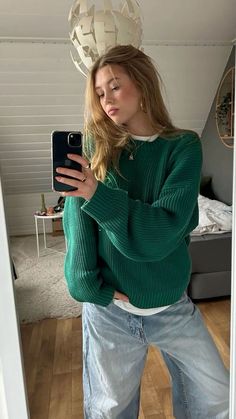 Classic Elevated Style, Cozy Wfh Outfit, Colorful Simple Outfits, Cute Outfits Winter Aesthetic, Funky Style For Women, Warm Winter Outfits Layers, Casual Nice Outfit, Spain Outfits Winter, Dark Green Outfits