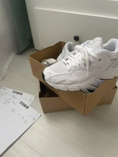 Adidas Original Astir, Adidas Astir Shoes White, Adidas Astir Outfit Aesthetic, Adidas Originals Astir, Adidas Astir Outfit, Aesthetic Gym Fits, Adidas Astir Shoes, Adidas Platform Sneakers, Adidas Astir