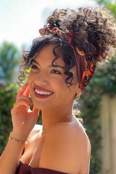 #Scarf #Hairstyles Curly Hippie Hairstyles, Hippie Curly Hair, Curly Heads, Κούρεμα Bob, Fall Hair Cuts, Fishtail Braid