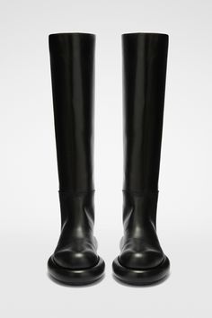 Black Flat Boots, Knee High Boots Flat, Boots Woman, Travel Capsule Wardrobe, Black Boots Tall, Boots Knee, Travel Wardrobe, Long Boots, Flat Boots