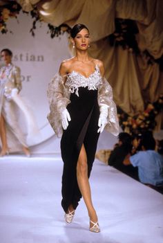 Vintage Runway Fashion, Dior Dresses, Old Dress, Vogue Vintage, Model Runway, 90s Runway Fashion, Runway Fashion Couture, Runway Outfits, Dior Dress