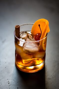 Old Fashion Drink, Old Fashion Drink Recipe, Old Fashion Cocktail, Bourbon Old Fashioned, Old Fashion Cocktail Recipe, Honey Bourbon, Old Fashioned Drink, Cocktail Drinks Alcoholic