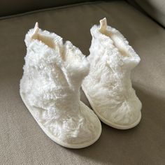 Old Navy Size 3 6-12months White Soft Baby Slipper Booties Nwot. Velcro Inner Ankles. White Non-slip Closed Toe Boots, White Non-slip Booties With Round Toe, Cute White Closed Toe Boots, Non-slip White Winter Boots, White Non-slip Winter Boots, Comfortable Non-slip White Booties, Winter White Booties For Playtime, White Winter Booties For Playtime, Cute White Booties With Soft Sole