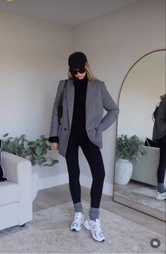 Smart Airport Outfit, Smart Casual Restaurant Outfit, Smart Casual Airport Outfit, Perth Outfit, Airport Outfit Leggings, Casual Friday Work Outfits Winter, Leggins Outfit, Outfits Leggins, Sporty Chic Outfits