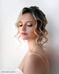 Wedding Hairstyles For Curly Hair ❤ Girls with curly hair often have some difficulty with hairstyles. We're here to help! Check out amazing curly wedding hairstyles ideas! #wedding #bride #weddingforward #weddinghairstyles